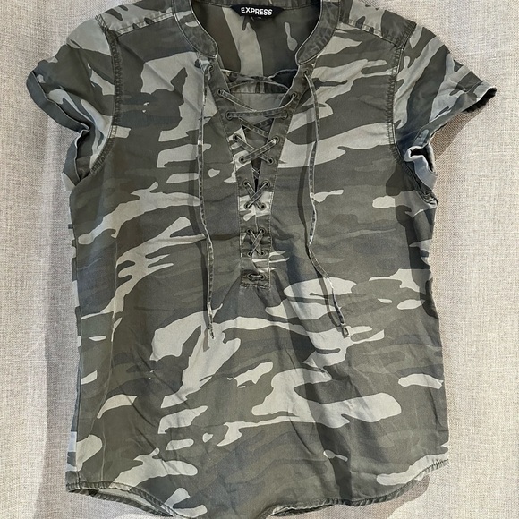 Express Camo Lace-Up Women's Short Sleeve Tee Shirt Size Extra Small - Picture 2 of 7